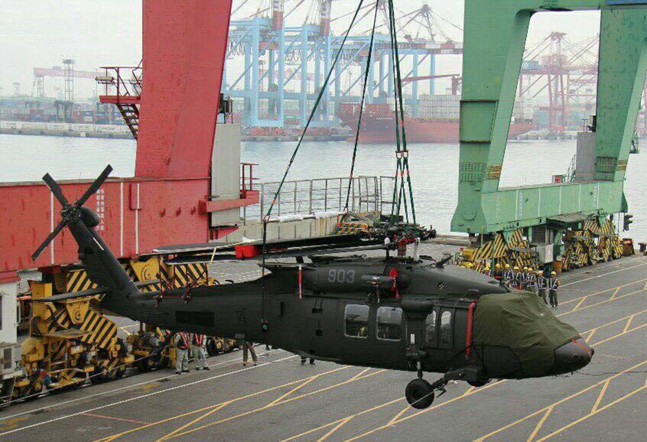 1 71769 Bến cảng Đài Loan tiếp nhận lô trực thăng Black Hawk đầu tiên từ Mỹ